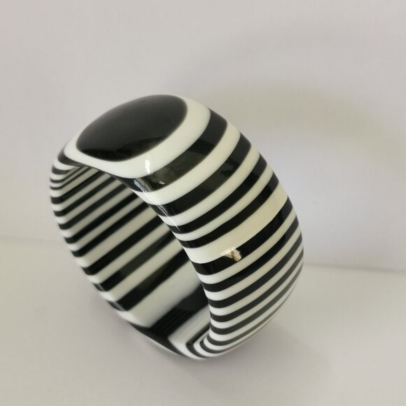 Vintage 60’s Black and White Lucite Op Art Bangle Bracelet - Picture 5 of 7